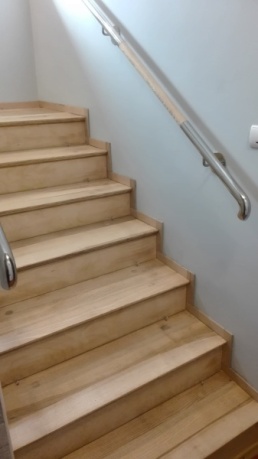 poręcz z drewnianymi elementami w kolorze schodów